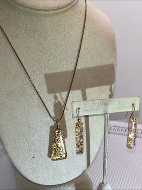 Glass Gold Sparkle Teardrop Pendant Necklace and Earrings Set